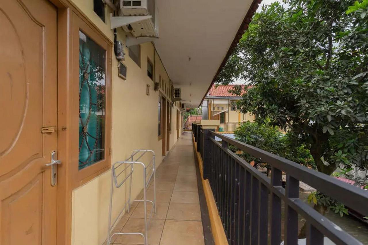 Kostawira Syariah Bintaro Mitra Reddoorz Hotel Mencil Luaran gambar